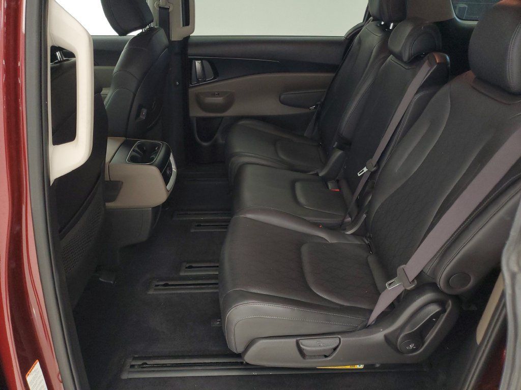 Used 2025 Kia Carnival FWD image 22