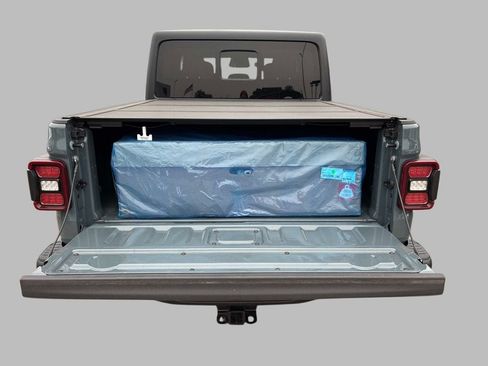 Used 2026 Jeep Gladiator Rubicon w/ Dual Top Group AWD/4WD image 11