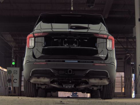 Used 2025 Ford Explorer ST-Line w/ Premium Package image 17