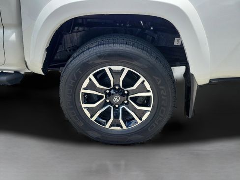 Used 2020 Toyota Tacoma TRD Sport w/ TRD Premium Sport Package AWD/4WD image 31