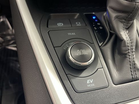 Used 2025 Toyota RAV4 XLE AWD/4WD image 32