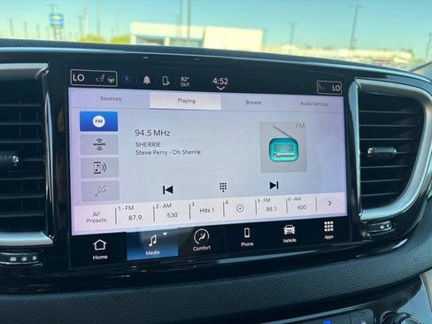 Used 2022 Chrysler Pacifica Touring-L image 21