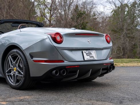 Used 2017 Ferrari California T image 21