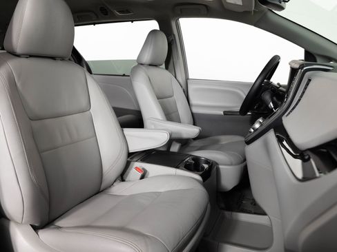 Used 2019 Toyota Sienna XLE FWD image 31
