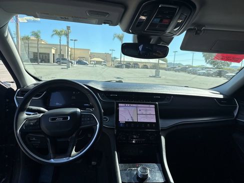 Used 2023 Jeep Grand Cherokee Limited image 19