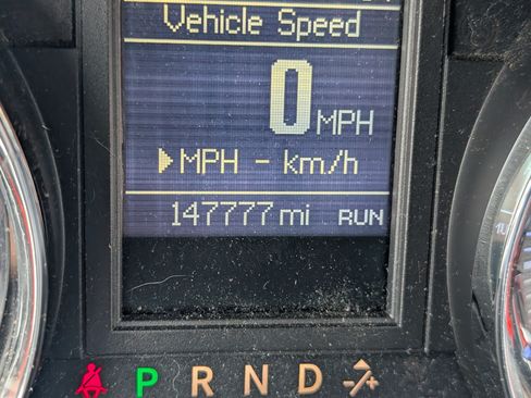 Used 2016 Chrysler Town & Country Touring FWD image 9