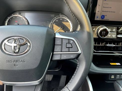 Used 2025 Toyota Highlander XLE FWD image 14