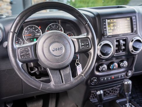 Used 2016 Jeep Wrangler Unlimited Sahara w/ Connectivity Group image 13