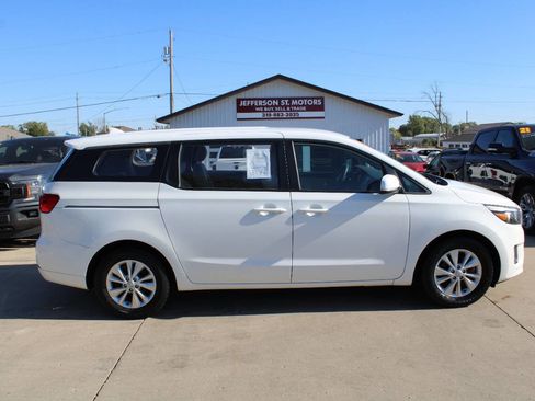 Used 2018 Kia Sedona L image 1