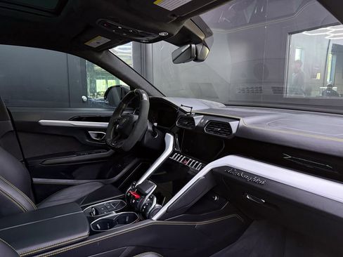Used 2022 Lamborghini Urus AWD/4WD image 24