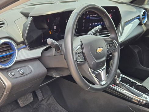 Used 2025 Chevrolet Trax LT w/ LT Convenience Package FWD image 11