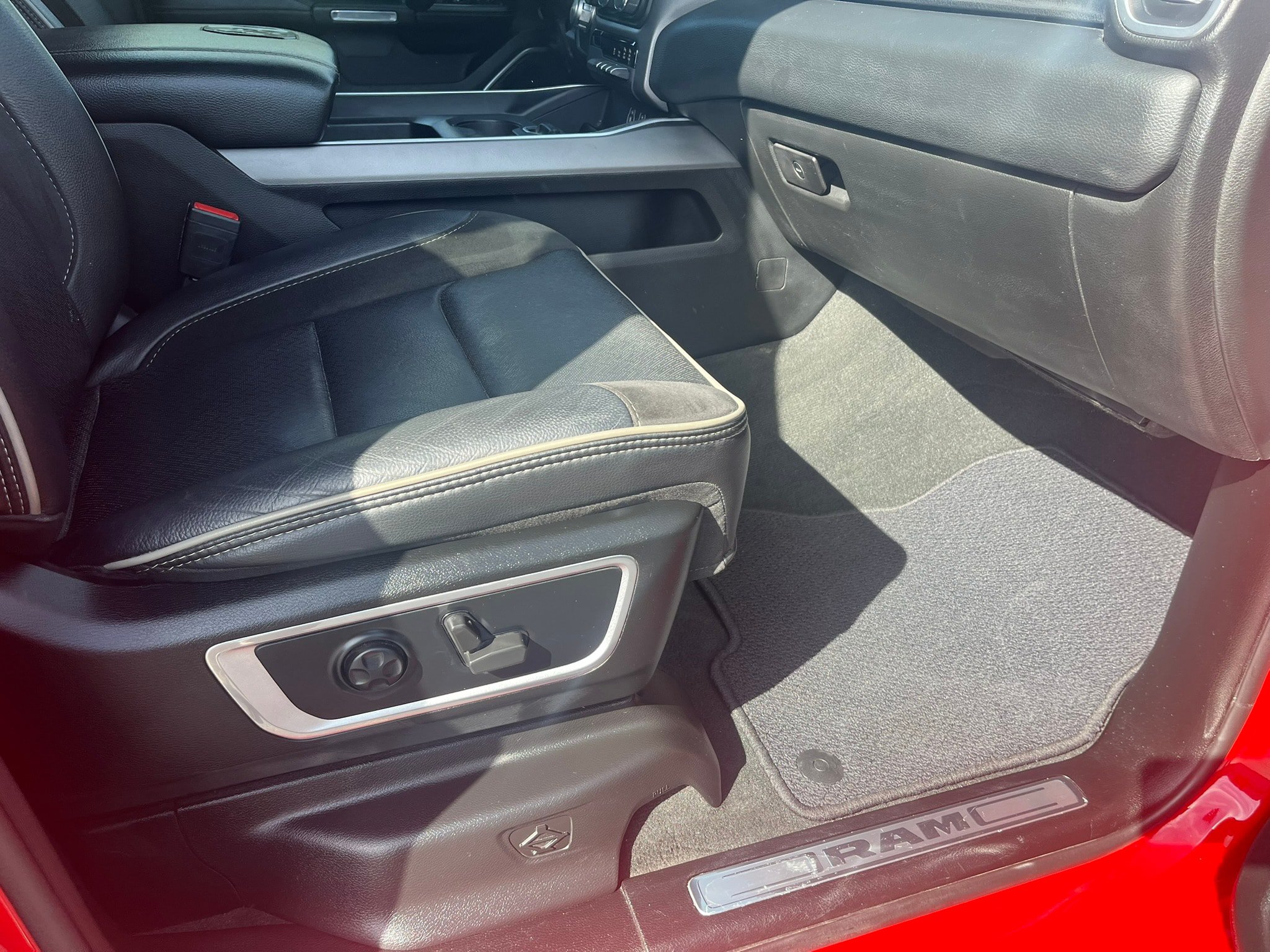 Used 2021 RAM 1500 Laramie w/ Sport Appearance Package AWD/4WD image 26