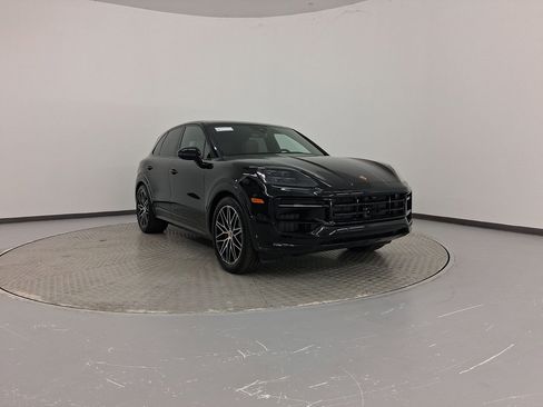 Certified 2025 Porsche Cayenne GTS image 9
