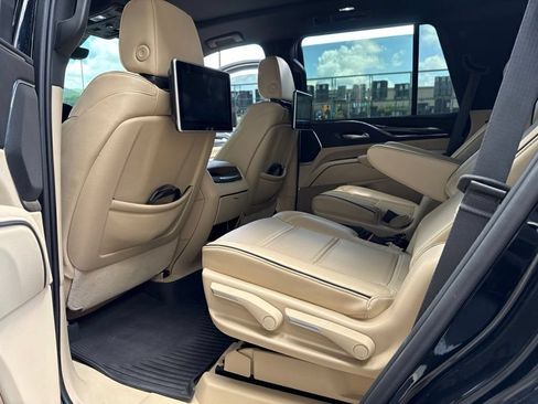 Used 2023 Cadillac Escalade Premium Luxury AWD/4WD image 7
