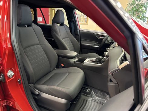 Used 2024 Toyota RAV4 SE w/ Weather & Moonroof Package image 18