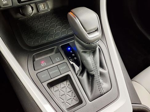 Used 2023 Toyota RAV4 XLE Premium image 21