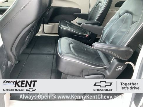 Used 2024 Chrysler Pacifica Limited image 26