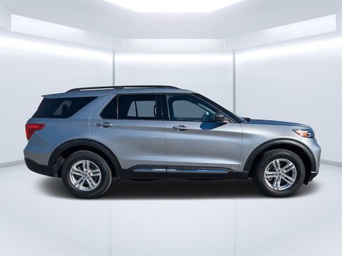 Used 2020 Ford Explorer XLT w/ Comfort Package image 2