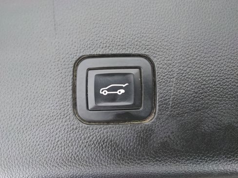 Used 2018 Chevrolet Traverse Premier image 9