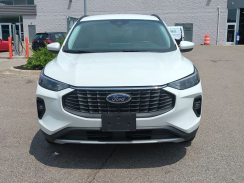 Used 2024 Ford Escape SE image 3