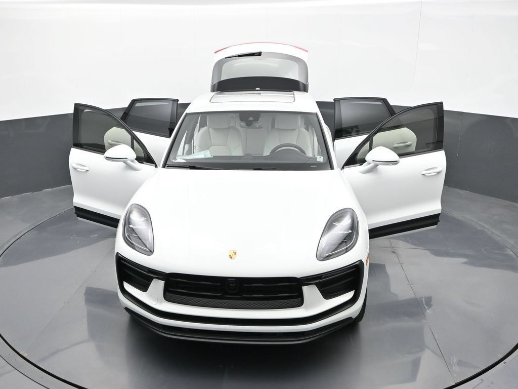 Certified 2025 Porsche Macan AWD/4WD image 35