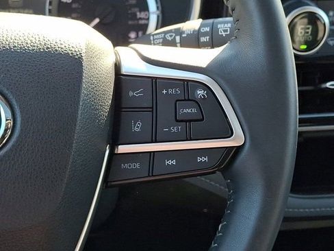 Used 2023 Toyota Highlander XLE image 28
