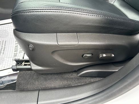 Used 2022 Chevrolet Trax LT w/ LT Convenience Package image 18