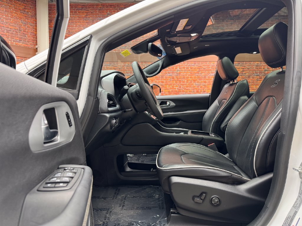 Used 2025 Chrysler Pacifica Limited FWD image 24