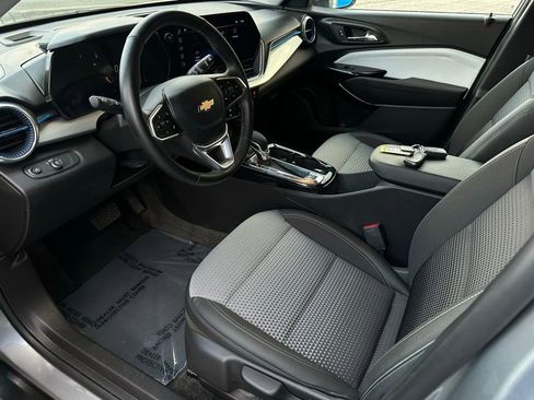 Used 2024 Chevrolet Trax LT w/ LT Convenience Package image 11