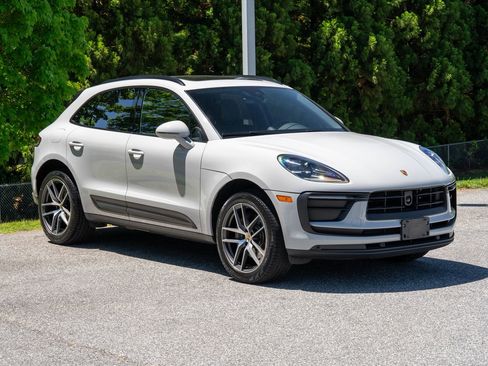 Certified 2023 Porsche Macan AWD/4WD image 9