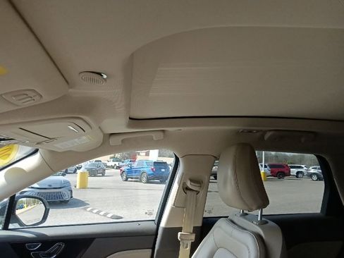 Used 2021 Lincoln Corsair Reserve w/ Equipment Group 201A image 15