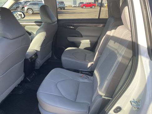 New 2026 Toyota Highlander Platinum AWD/4WD image 13