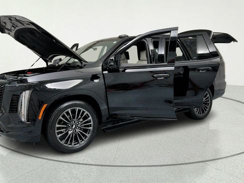 Certified 2025 Cadillac Escalade Sport Platinum w/ LPO, Floor Liner Package AWD/4WD image 9