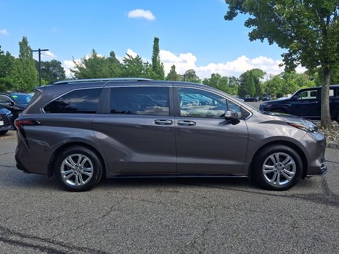 Used 2024 Toyota Sienna Platinum AWD/4WD image 7