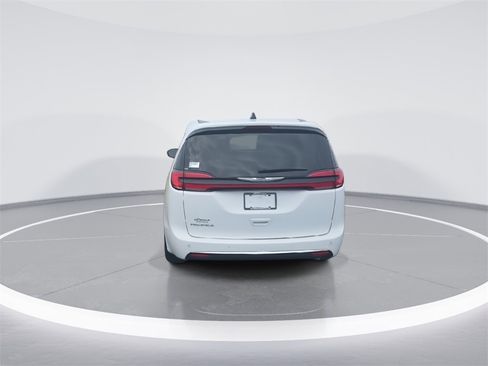 Used 2024 Chrysler Pacifica Touring-L image 7