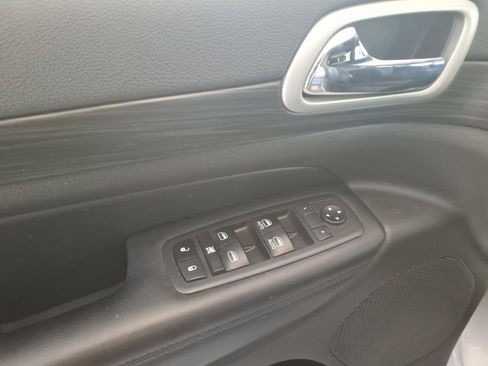 Used 2019 Jeep Grand Cherokee Altitude AWD/4WD image 11