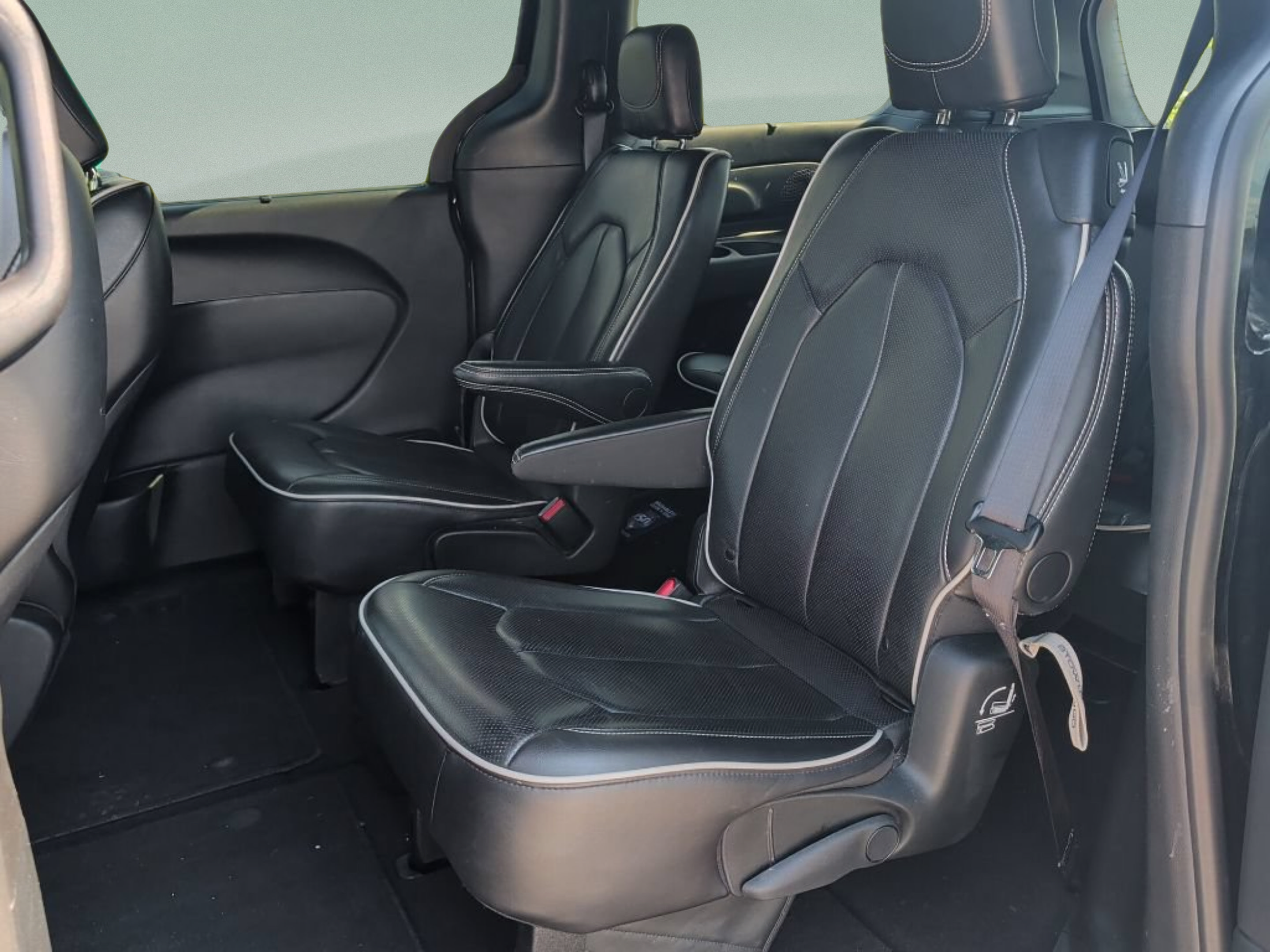 Used 2025 Chrysler Pacifica Limited FWD image 38