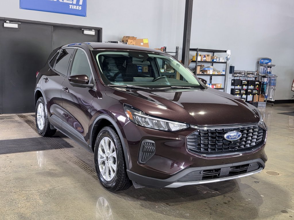 Used 2023 Ford Escape Active w/ Tech Pack #2 AWD/4WD image 3
