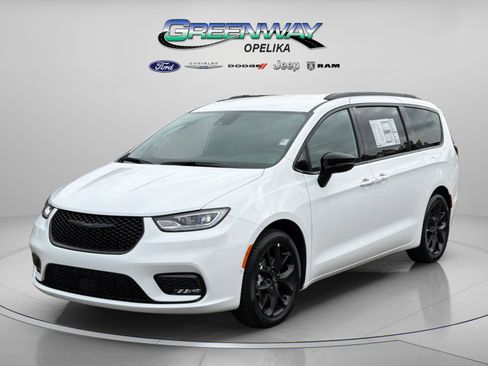 New 2026 Chrysler Pacifica Select image 3