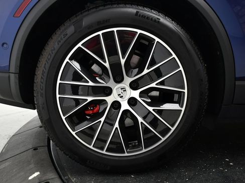 Certified 2025 Porsche Macan 4S Electric AWD/4WD image 18