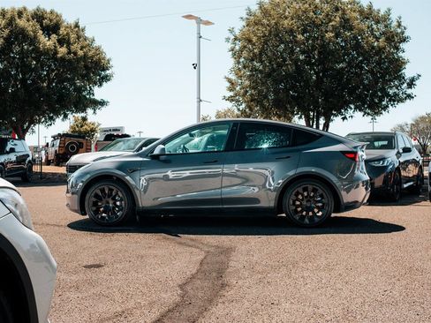 Used 2021 Tesla Model Y 2WD image 4
