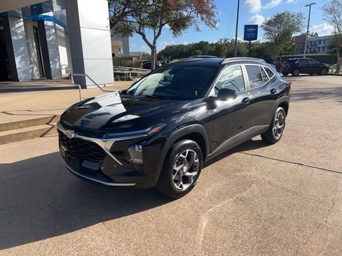 Used 2025 Chevrolet Trax LT w/ LT Convenience Package image 2
