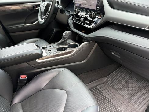 Used 2023 Toyota Highlander Platinum AWD/4WD image 16