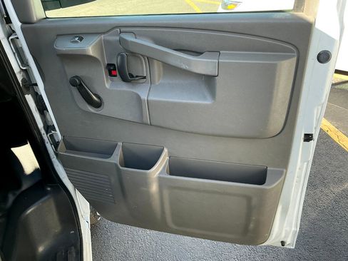 Used 2017 GMC Savana 2500 Extended image 16