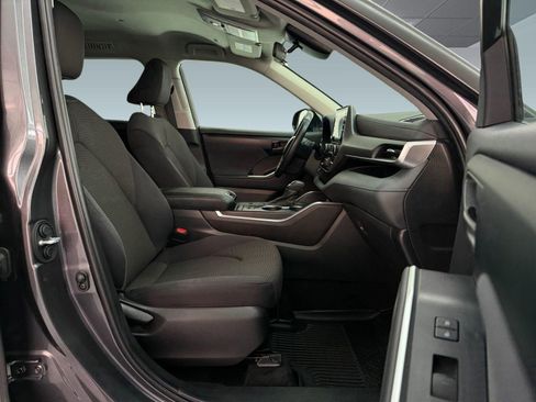 Used 2022 Toyota Highlander LE FWD image 24