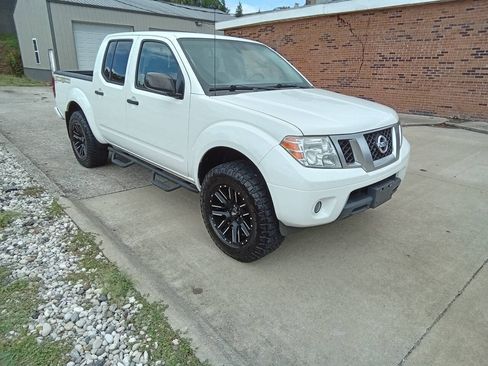 Used 2019 Nissan Frontier Desert Runner RWD image 2