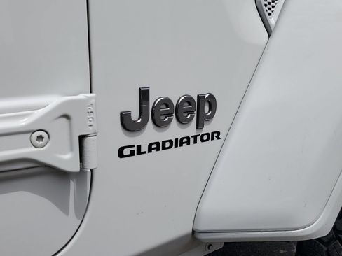 Used 2020 Jeep Gladiator Overland AWD/4WD image 6