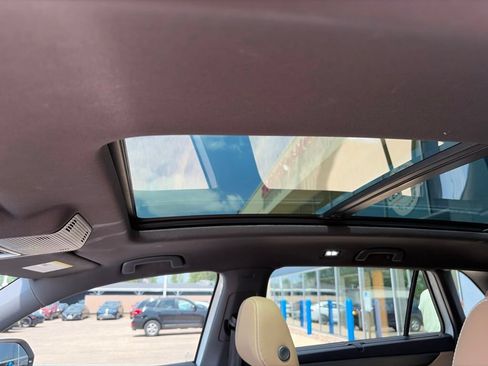 Certified 2024 Volkswagen Atlas Cross Sport SE w/ Panoramic Sunroof Package AWD/4WD image 15