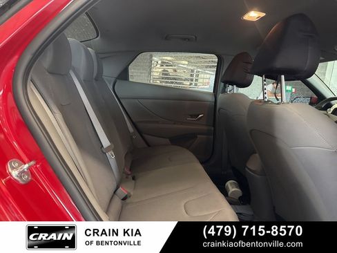 Used 2021 Hyundai Elantra SE FWD image 7