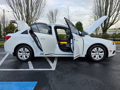Used 2013 Chevrolet Cruze LS image 25